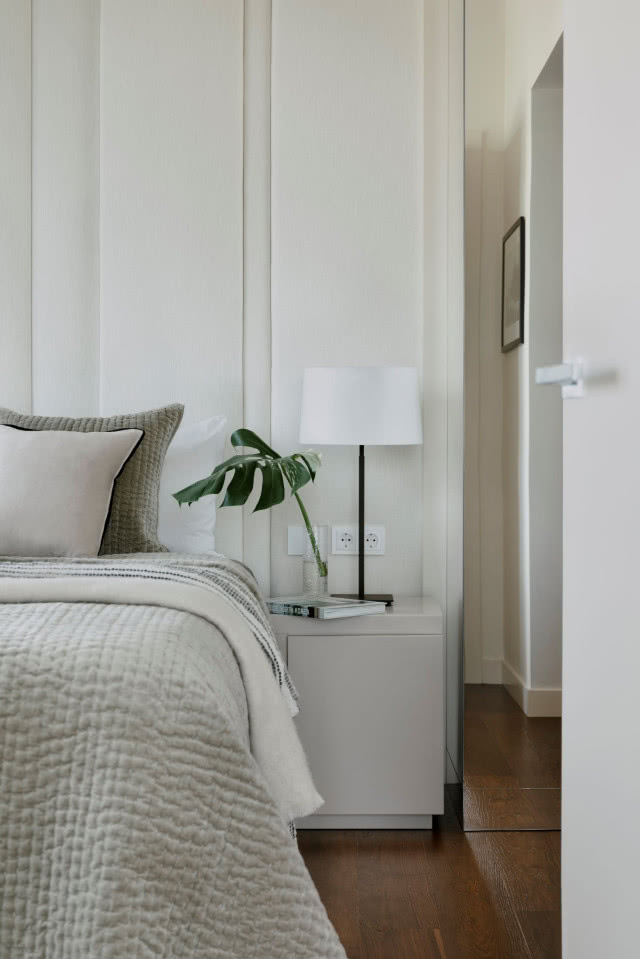 Jasna sypialnia w stylu glamour