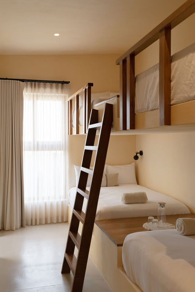 sypialnia z piętrowym łóżkiem