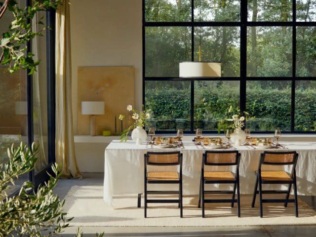 Jadalnia z wielkim oknem