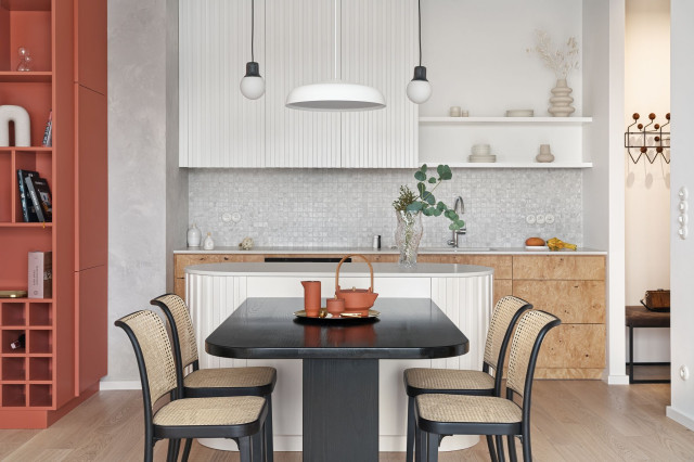 Czarny stół z krzesłami z plecionki wiedeńskiej i biała kuchnia