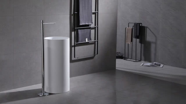 Bateria umywalkowa wolnostojąca Bernstein - chrom lub czarny mat.