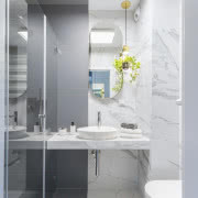 Aranżacja małej łazienki z kolorze szarym, fot....