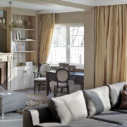 Beżowo-czarna łazienka na parterze pełni rolę...