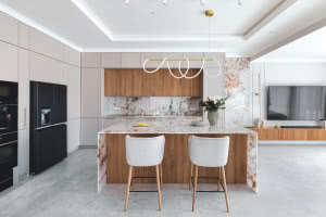 Imponujący salon gotowy na przyjęcia. 180-metrowy dom pod Warszawą