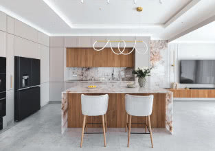 Imponujący salon gotowy na przyjęcia. 180-metrowy dom pod Warszawą