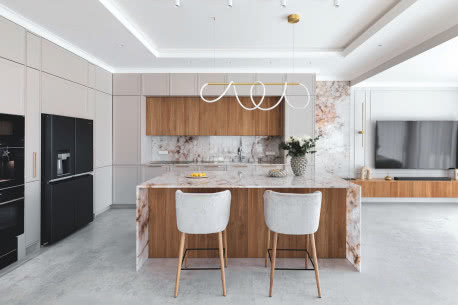 Imponujący salon gotowy na przyjęcia. 180-metrowy dom pod Warszawą