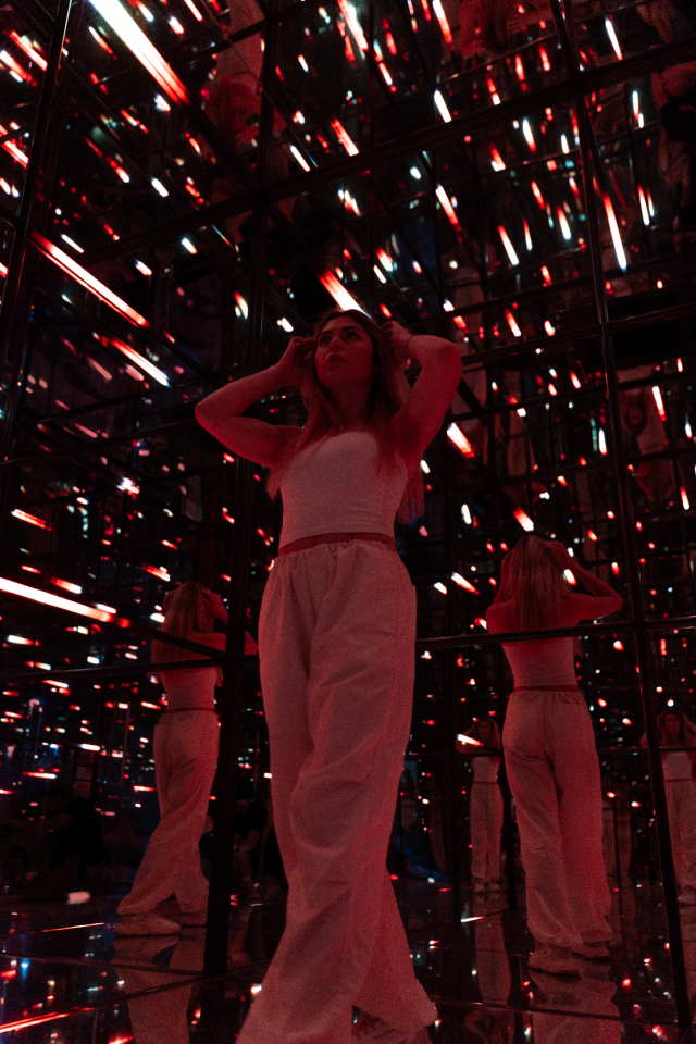 Kamila na tle instalacji The Grid