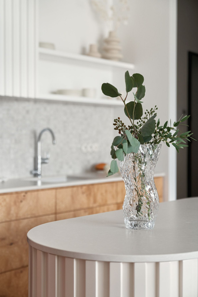 Biało-drewniana kuchnia z blatem z konglomeratu