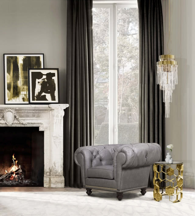 fotel przy kominku i lampie stojącej