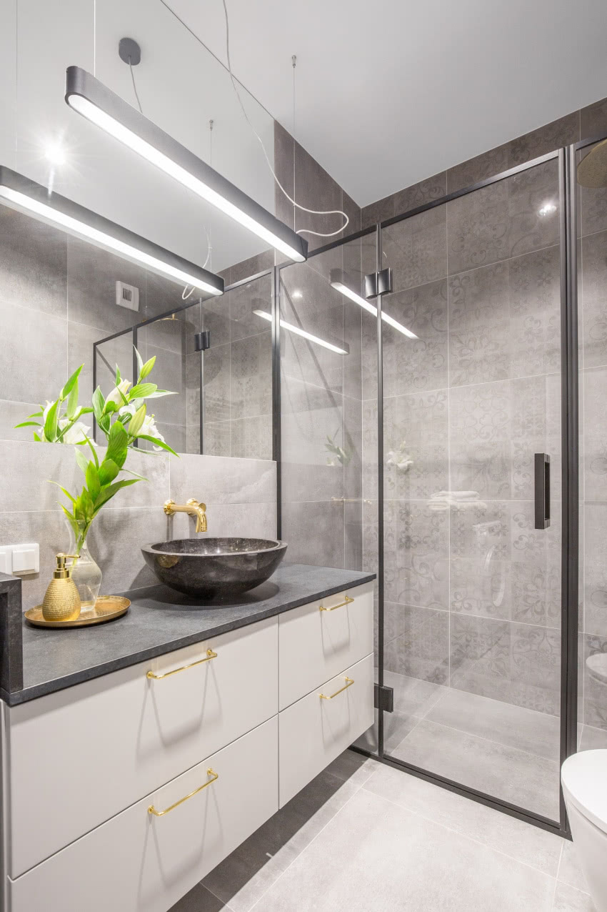 Nowoczesny wystrój łazienki z dużym,...