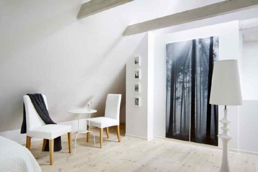Salonik w sypialni? Proste krzesła, niewielki...