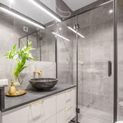 Aranżacja małej łazienki z kolorze szarym, fot....