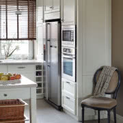 Beżowo-czarna łazienka na parterze pełni rolę...