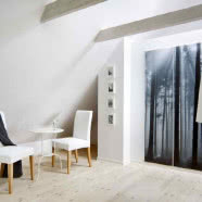 Biel i kobalt - metamorfoza mieszkania