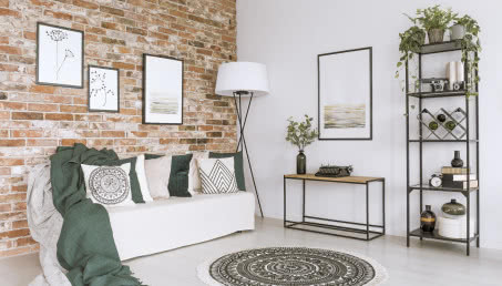 Butelkowa zieleń i cegła w salonie