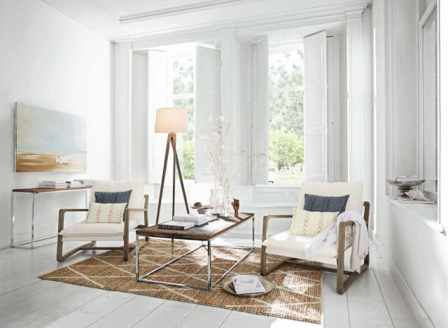 dwa fotele na dywanie z juty