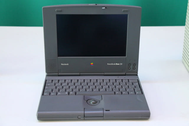 PowerBook w czarnej obudowie
