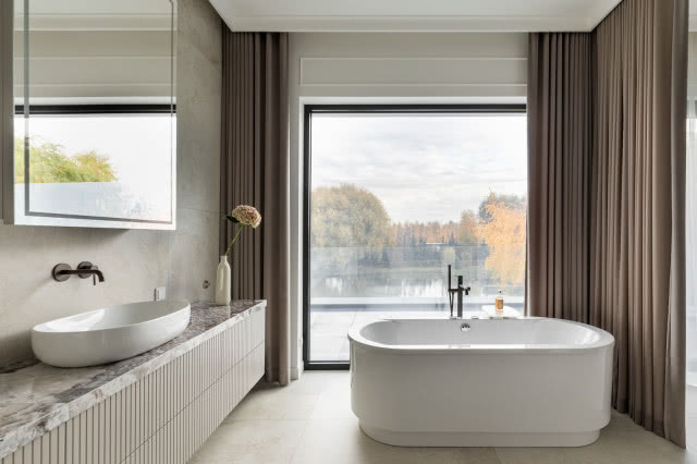łazienka z oknem i wanną wolnostojącą