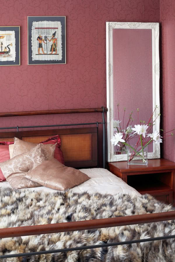 Złamana czerwień dodaje sypialni intymności.