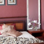 Beżowo-czarna łazienka na parterze pełni rolę...