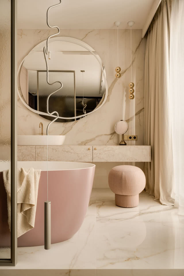 różowa wanna w łazience