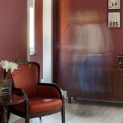 Beżowo-czarna łazienka na parterze pełni rolę...