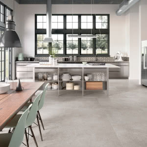 Kuchnia bez górnych szafek: jak ją urządzić? Zobacz najpiękniejsze aranżacje kuchni bez szafek wiszących