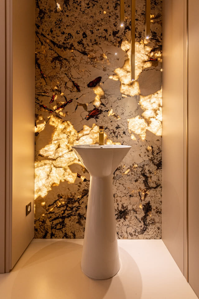 efektowna dekoracyjna ściana w łazience