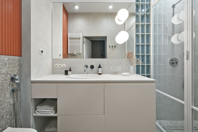 Jasna łazienka z luksferami