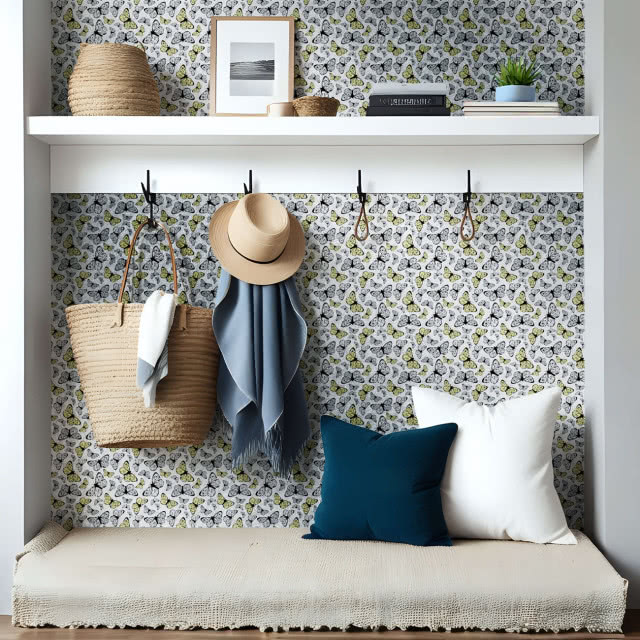 wieszak z siedziskiem i półką na tle słodkiej tapety