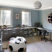 Beżowo-czarna łazienka na parterze pełni rolę...