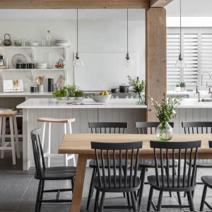 Kuchnia bez górnych szafek: jak ją urządzić? Zobacz najpiękniejsze aranżacje kuchni bez szafek wiszących