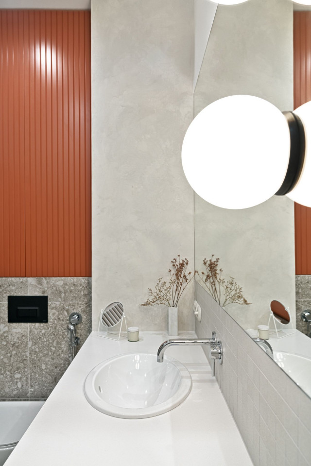 Modne kinkiety kule w łazience