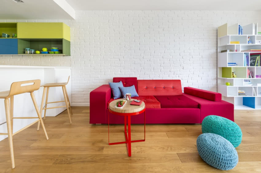 Kanapa w kilku odcieniach czerwieni nawet w tak...