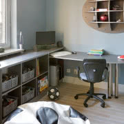 Beżowo-czarna łazienka na parterze pełni rolę...