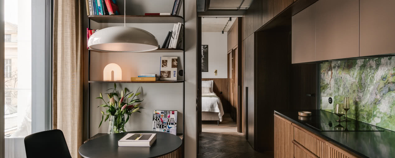 Między domem a hotelem: 27-metrowe mieszkanie dla globtrotera