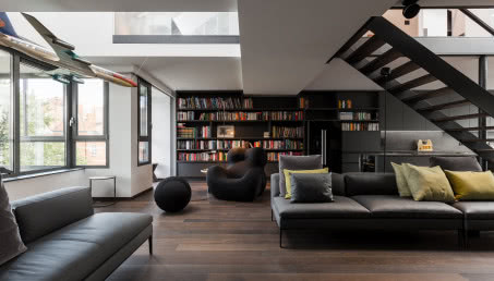 Wnętrze podróżnika na krakowskim Kazimierzu. Pod sufitem zawisł...samolot!