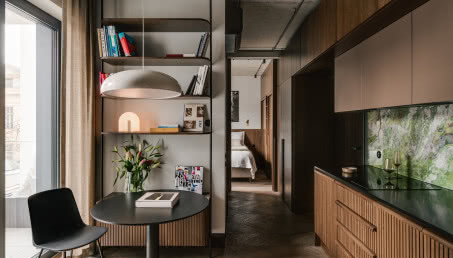 Między domem a hotelem: 27-metrowe mieszkanie dla globtrotera