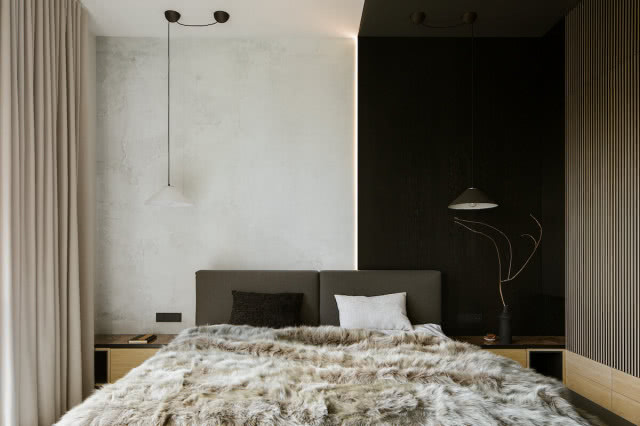 tapeta na ścianie za łóżkiem