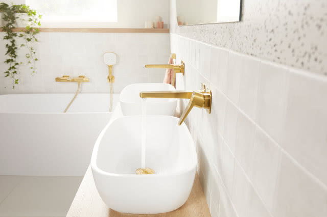 baterie w kolorze szczotkowane złoto, wanna wolnostojąca, dwie umywalki