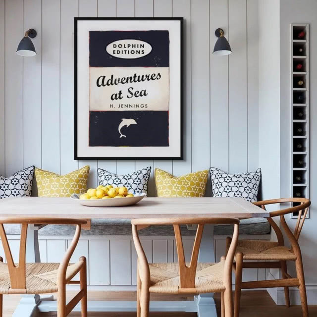 stół i ława na tle drewnianej bielonej ściany