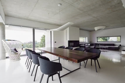 Jadalniany stół w nowoczesnych minimalistycznych wnętrzach