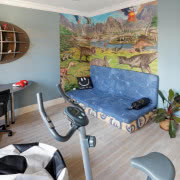 Beżowo-czarna łazienka na parterze pełni rolę...