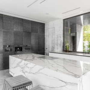 Kuchnia bez górnych szafek: jak ją urządzić? Zobacz najpiękniejsze aranżacje kuchni bez szafek wiszących