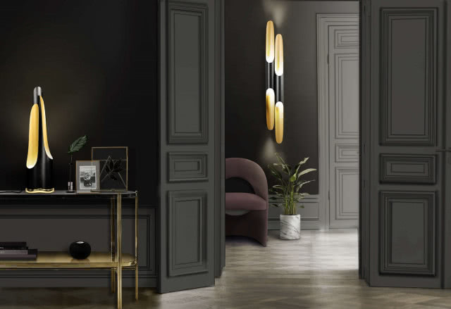 widok przez drzwi na designerską lampę, pomieszczenie w czerni