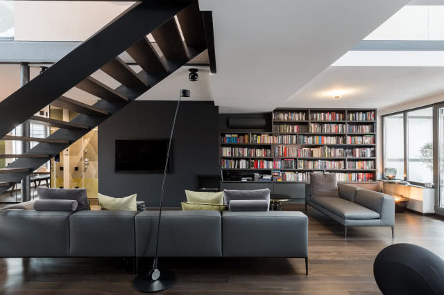 Aranżacja salonu z dużą ilością książek