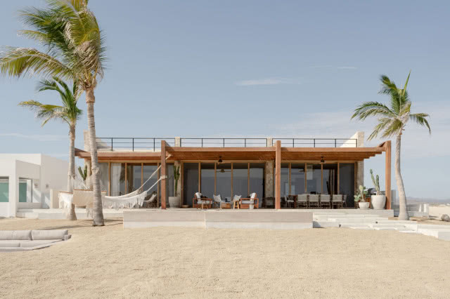 widok na dom i schody od strony plaży