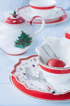 Naczynia z kolekcji Anmut My Colour Red - aranżacja stołu na Boże Narodzenie