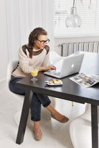 Miejsce do pracy w domu - z laptopem na stole