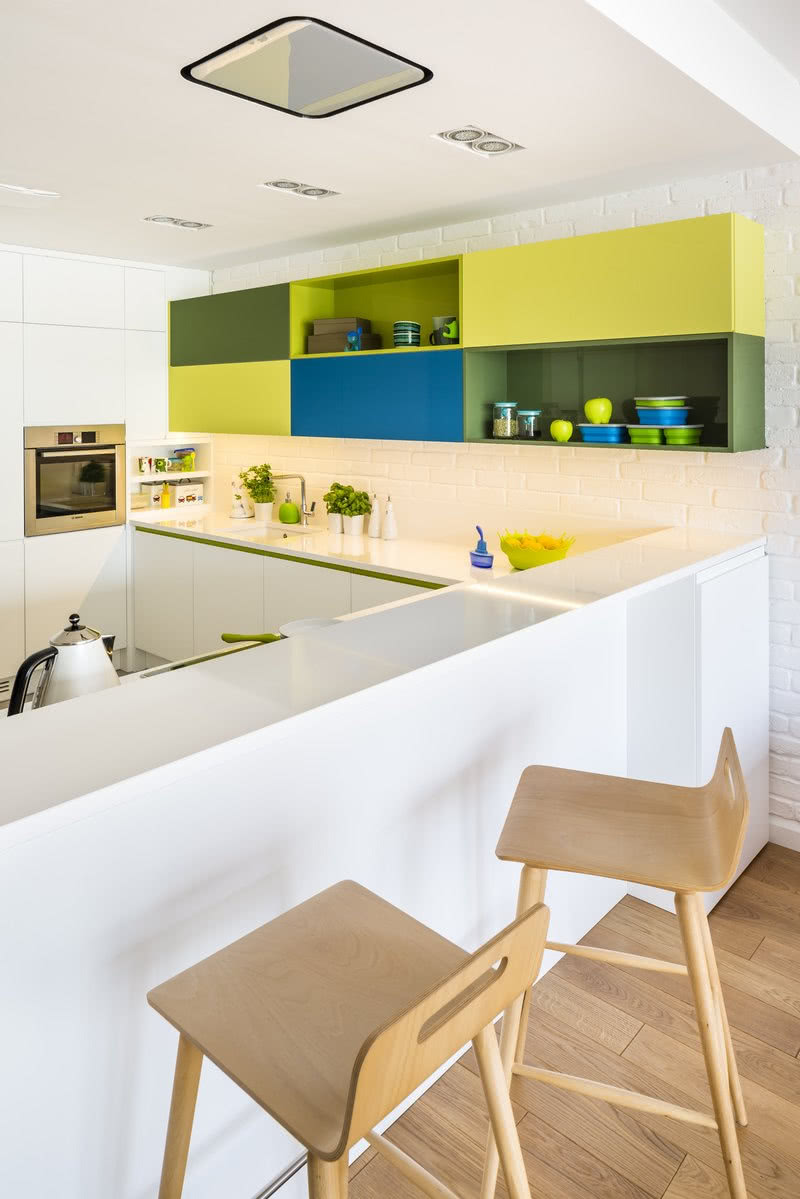 Proste drewniane hokery kupiono w Esencja Design